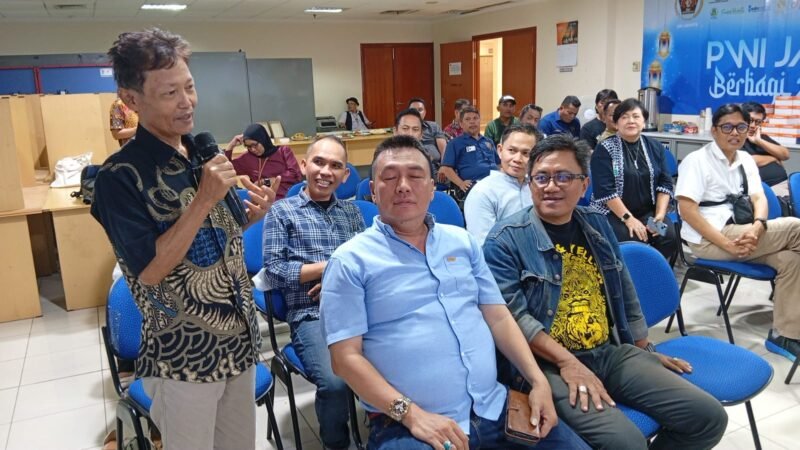 Foto: Wakil Pimpinan Redaksi okjakarta.com, Herman Wijaya, menyampaikan pertanyaan kepada narasumber dalam diskusi bedah buku Operator Telepon Jadi Wartawan Kepresidenan: 25 Tahun Berkarya di Radio Sonora karya Stanislaus Jumar Sudiyana, di Markas PWI Jaya, Jumat (30/10/2026).
