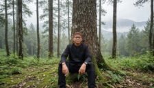 Foto: Andy Java, pemerhati lingkungan dan budaya, berpose di kawasan hutan Gunung Tampomas, Sumedang, Jawa Barat.