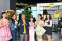Foto: Director of Marketing Communication Yello Harmoni Jakarta, Roman Soleh, berfoto bersama para finalis Puteri Batik Remaja, Puteri Batik Cilik, Puteri Anak, dan Puteri Remaja 2026 di area fasilitas hotel Yello Harmoni Jakarta, Sabtu (31/10/2026).