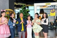 Foto: Director of Marketing Communication Yello Harmoni Jakarta, Roman Soleh, berfoto bersama para finalis Puteri Batik Remaja, Puteri Batik Cilik, Puteri Anak, dan Puteri Remaja 2026 di area fasilitas hotel Yello Harmoni Jakarta, Sabtu (31/10/2026).