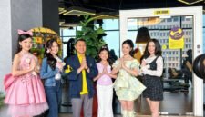 Foto: Director of Marketing Communication Yello Harmoni Jakarta, Roman Soleh, berfoto bersama para finalis Puteri Batik Remaja, Puteri Batik Cilik, Puteri Anak, dan Puteri Remaja 2026 di area fasilitas hotel Yello Harmoni Jakarta, Sabtu (31/10/2026).