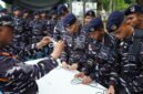 Berita foto: Seorang instruktur TNI Angkatan Laut memberikan arahan dan memperagakan teknik simpul tali kepada prajurit Kodaeral IV dalam rangkaian Uji Terampil Glasgapur P1-P2 Tahun 2026 di Markas Komando Kodaeral IV, Batam,