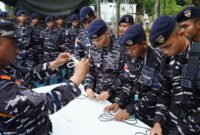 Berita foto: Seorang instruktur TNI Angkatan Laut memberikan arahan dan memperagakan teknik simpul tali kepada prajurit Kodaeral IV dalam rangkaian Uji Terampil Glasgapur P1-P2 Tahun 2026 di Markas Komando Kodaeral IV, Batam,