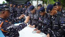 Berita foto: Seorang instruktur TNI Angkatan Laut memberikan arahan dan memperagakan teknik simpul tali kepada prajurit Kodaeral IV dalam rangkaian Uji Terampil Glasgapur P1-P2 Tahun 2026 di Markas Komando Kodaeral IV, Batam,