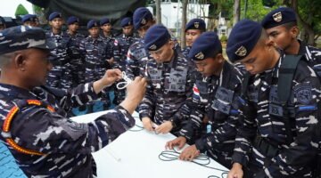 Berita foto: Seorang instruktur TNI Angkatan Laut memberikan arahan dan memperagakan teknik simpul tali kepada prajurit Kodaeral IV dalam rangkaian Uji Terampil Glasgapur P1-P2 Tahun 2026 di Markas Komando Kodaeral IV, Batam,