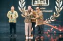 Foto: Bupati Sampang H. Slamet Junaidi menerima penghargaan dalam ajang JawaPos.com Wilwatikta Awards 2026 di Legacy Ballroom, Surabaya, 