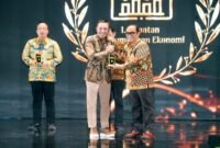 Foto: Bupati Sampang H. Slamet Junaidi menerima penghargaan dalam ajang JawaPos.com Wilwatikta Awards 2026 di Legacy Ballroom, Surabaya, 