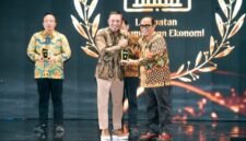 Foto: Bupati Sampang H. Slamet Junaidi menerima penghargaan dalam ajang JawaPos.com Wilwatikta Awards 2026 di Legacy Ballroom, Surabaya,