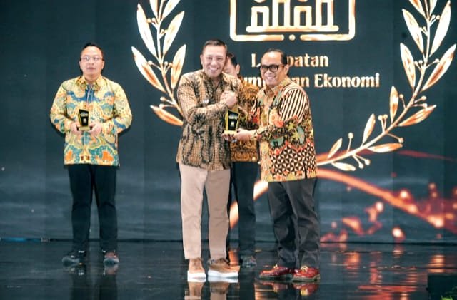 Foto: Bupati Sampang H. Slamet Junaidi menerima penghargaan dalam ajang JawaPos.com Wilwatikta Awards 2026 di Legacy Ballroom, Surabaya, 