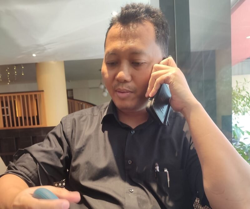 Foto: Perwakilan Manajemen Citi M Hotel, Anang, menyampaikan imbauan kepada masyarakat agar lebih waspada terhadap dugaan penipuan pemesanan kamar hotel secara online yang mengatasnamakan Citi M Hotel, Jakarta Pusat, Sabtu (3/10/2026).