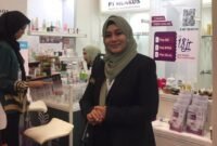 Foto: Dr. dr. Renni Yuniati, Sp.D.V.E., Subsp.D.T., FINSDV, FAADV, M.H., berada di stan PT Muntira Kosmeditama (Munkos) dalam gelaran Cosmobeauté Indonesia 2026 di ICE BSD City, Tangerang.