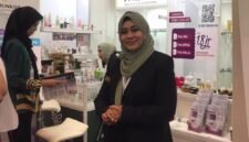 Foto: Dr. dr. Renni Yuniati, Sp.D.V.E., Subsp.D.T., FINSDV, FAADV, M.H., berada di stan PT Muntira Kosmeditama (Munkos) dalam gelaran Cosmobeauté Indonesia 2026 di ICE BSD City, Tangerang.