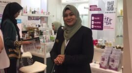Foto: Dr. dr. Renni Yuniati, Sp.D.V.E., Subsp.D.T., FINSDV, FAADV, M.H., berada di stan PT Muntira Kosmeditama (Munkos) dalam gelaran Cosmobeauté Indonesia 2026 di ICE BSD City, Tangerang.