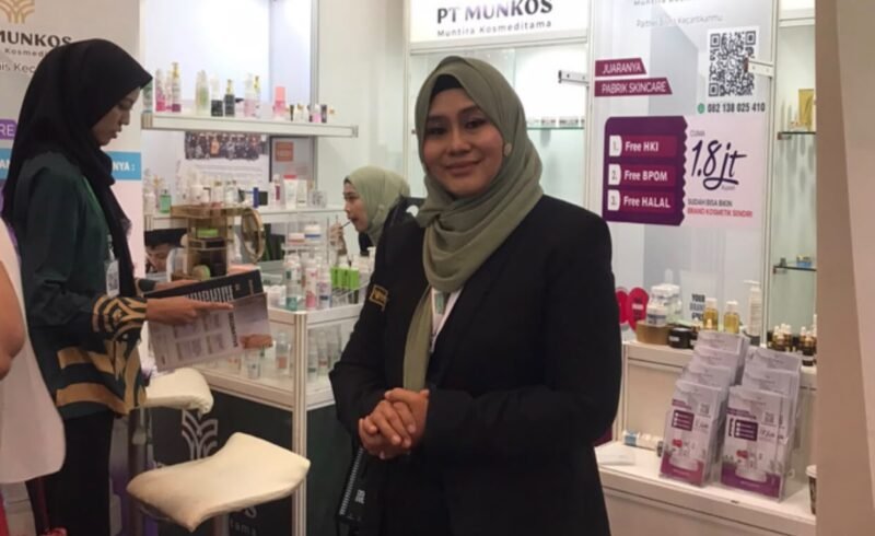 Foto: Dr. dr. Renni Yuniati, Sp.D.V.E., Subsp.D.T., FINSDV, FAADV, M.H., berada di stan PT Muntira Kosmeditama (Munkos) dalam gelaran Cosmobeauté Indonesia 2026 di ICE BSD City, Tangerang.