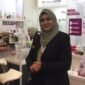 Foto: Dr. dr. Renni Yuniati, Sp.D.V.E., Subsp.D.T., FINSDV, FAADV, M.H., berada di stan PT Muntira Kosmeditama (Munkos) dalam gelaran Cosmobeauté Indonesia 2026 di ICE BSD City, Tangerang.