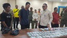 Foto: Ribuan Obat Hasil Penertiban Dipamerkan, Satpol PP Jakpus Klaim Serahkan Barang Bukti ke Polisi.