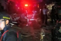 Foto: Personel Brimob dan petugas kepolisian berada di lokasi ledakan di kawasan Pasar Cimanggis, Ciputat, Tangerang Selatan, Rabu (14/10/2026)