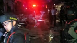 Foto: Personel Brimob dan petugas kepolisian berada di lokasi ledakan di kawasan Pasar Cimanggis, Ciputat, Tangerang Selatan, Rabu (14/10/2026)