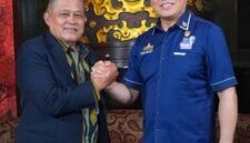Foto:  Eddy Wijaya berfoto bersama mantan Kepala Lapas Sukamiskin dan Cirebon, Mashudi, dalam sebuah pertemuan. Keduanya membahas persoalan pemasyarakatan, termasuk dugaan perlakuan istimewa terhadap narapidana berduit yang menjadi sorotan dalam tayangan Podcast EdShareOn.