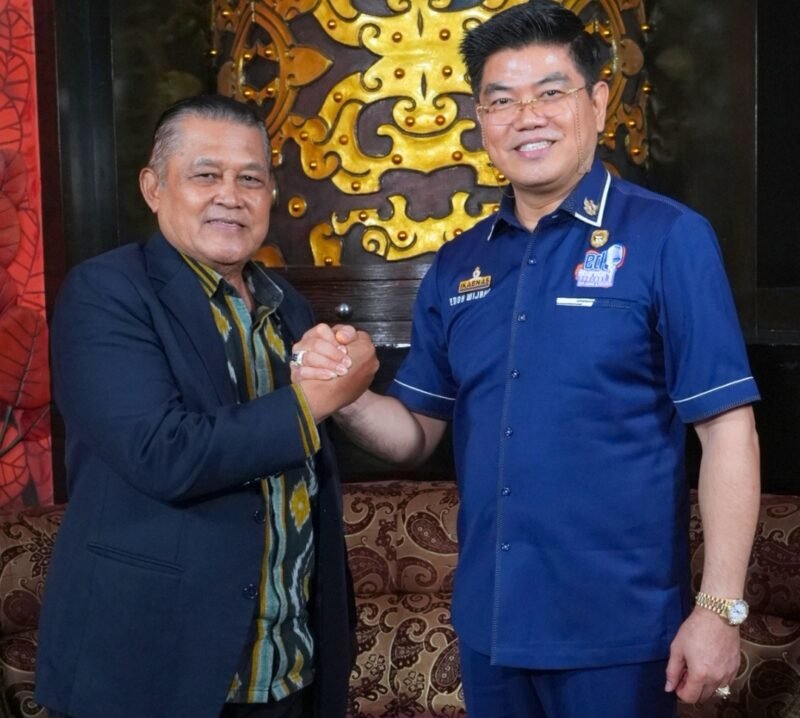 Foto:  Eddy Wijaya berfoto bersama mantan Kepala Lapas Sukamiskin dan Cirebon, Mashudi, dalam sebuah pertemuan. Keduanya membahas persoalan pemasyarakatan, termasuk dugaan perlakuan istimewa terhadap narapidana berduit yang menjadi sorotan dalam tayangan Podcast EdShareOn.