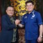 Foto:  Eddy Wijaya berfoto bersama mantan Kepala Lapas Sukamiskin dan Cirebon, Mashudi, dalam sebuah pertemuan. Keduanya membahas persoalan pemasyarakatan, termasuk dugaan perlakuan istimewa terhadap narapidana berduit yang menjadi sorotan dalam tayangan Podcast EdShareOn.