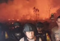 Foto: Kapolres Metro Jakarta Barat Kombes Nasriadi dan personel Brimob berada di lokasi kebakaran yang melanda area lapak di kawasan Kampung Ambon, Cengkareng, Jakarta Barat, Rabu (14/10/2026) malam.