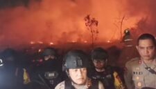 Foto: Kapolres Metro Jakarta Barat Kombes Nasriadi dan personel Brimob berada di lokasi kebakaran yang melanda area lapak di kawasan Kampung Ambon, Cengkareng, Jakarta Barat, Rabu (14/10/2026) malam.