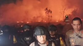 Foto: Kapolres Metro Jakarta Barat Kombes Nasriadi dan personel Brimob berada di lokasi kebakaran yang melanda area lapak di kawasan Kampung Ambon, Cengkareng, Jakarta Barat, Rabu (14/10/2026) malam.