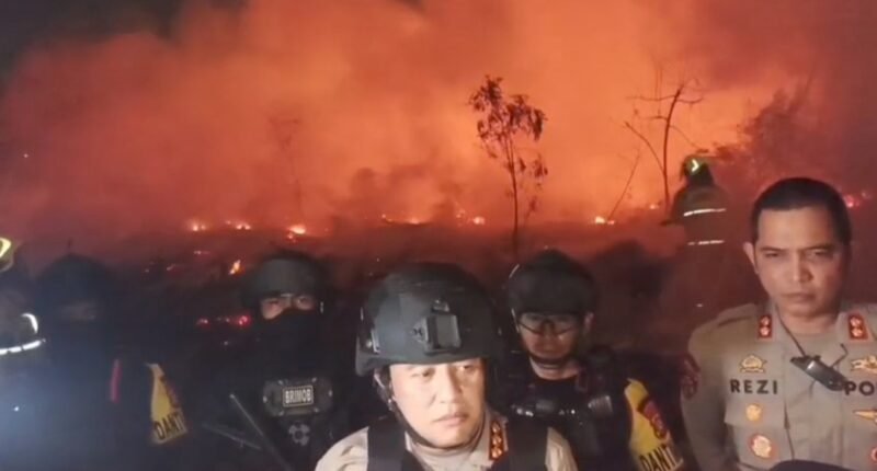 Foto: Kapolres Metro Jakarta Barat Kombes Nasriadi dan personel Brimob berada di lokasi kebakaran yang melanda area lapak di kawasan Kampung Ambon, Cengkareng, Jakarta Barat, Rabu (14/10/2026) malam.