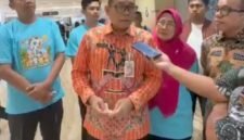 Foto: Wali Kota Administrasi Jakarta Pusat, Arifin, memberikan keterangan kepada awak media saat meninjau kegiatan vaksinasi rabies dan sterilisasi kucing gratis di Gajah Mada Plaza, Jakarta Pusat, Kamis (22/10/2026).