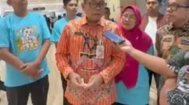 Foto: Wali Kota Administrasi Jakarta Pusat, Arifin, memberikan keterangan kepada awak media saat meninjau kegiatan vaksinasi rabies dan sterilisasi kucing gratis di Gajah Mada Plaza, Jakarta Pusat, Kamis (22/10/2026).