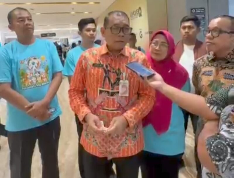 Foto: Wali Kota Administrasi Jakarta Pusat, Arifin, memberikan keterangan kepada awak media saat meninjau kegiatan vaksinasi rabies dan sterilisasi kucing gratis di Gajah Mada Plaza, Jakarta Pusat, Kamis (22/10/2026).