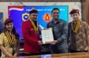 Foto: Pengurus Pusat Perhimpunan Mahasiswa Katolik Republik Indonesia (PP PMKRI) Sanctus Thomas Aquinas bersama Masyarakat Antifitnah Indonesia (Mafindo) menunjukkan dokumen nota kesepahaman (MoU) usai penandatanganan kerja sama di Jakarta.