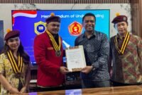 Foto: Pengurus Pusat Perhimpunan Mahasiswa Katolik Republik Indonesia (PP PMKRI) Sanctus Thomas Aquinas bersama Masyarakat Antifitnah Indonesia (Mafindo) menunjukkan dokumen nota kesepahaman (MoU) usai penandatanganan kerja sama di Jakarta.