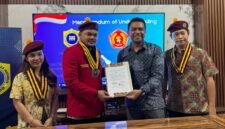 Foto: Pengurus Pusat Perhimpunan Mahasiswa Katolik Republik Indonesia (PP PMKRI) Sanctus Thomas Aquinas bersama Masyarakat Antifitnah Indonesia (Mafindo) menunjukkan dokumen nota kesepahaman (MoU) usai penandatanganan kerja sama di Jakarta.