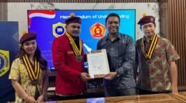 Foto: Pengurus Pusat Perhimpunan Mahasiswa Katolik Republik Indonesia (PP PMKRI) Sanctus Thomas Aquinas bersama Masyarakat Antifitnah Indonesia (Mafindo) menunjukkan dokumen nota kesepahaman (MoU) usai penandatanganan kerja sama di Jakarta.