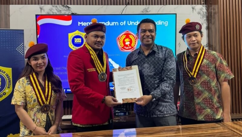 Foto: Pengurus Pusat Perhimpunan Mahasiswa Katolik Republik Indonesia (PP PMKRI) Sanctus Thomas Aquinas bersama Masyarakat Antifitnah Indonesia (Mafindo) menunjukkan dokumen nota kesepahaman (MoU) usai penandatanganan kerja sama di Jakarta.
