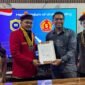Foto: Pengurus Pusat Perhimpunan Mahasiswa Katolik Republik Indonesia (PP PMKRI) Sanctus Thomas Aquinas bersama Masyarakat Antifitnah Indonesia (Mafindo) menunjukkan dokumen nota kesepahaman (MoU) usai penandatanganan kerja sama di Jakarta.