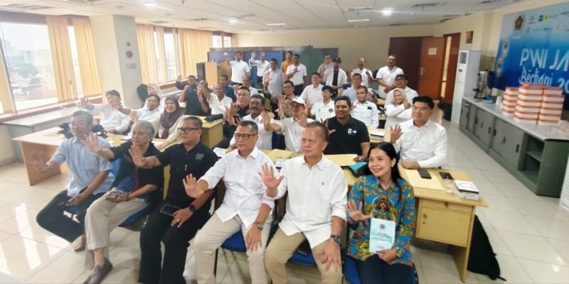 Foto: Peserta Orientasi Kewartawanan dan Keorganisasian (OKK) PWI Jaya Angkatan ke-25 Tahun 2026 berfoto bersama usai mengikuti kegiatan di Sekretariat PWI Jaya, Jakarta, Senin (26/10/2026). 