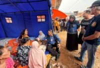 Foto: Wali Kota Administrasi Jakarta Pusat, Drs. Arifin, M.A.P., berdialog dengan warga terdampak kebakaran saat meninjau tenda pengungsian di RT 9 RW 8, Kelurahan Menteng, Jakarta Pusat, Rabu (28/10/2026).