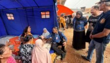 Foto: Wali Kota Administrasi Jakarta Pusat, Drs. Arifin, M.A.P., berdialog dengan warga terdampak kebakaran saat meninjau tenda pengungsian di RT 9 RW 8, Kelurahan Menteng, Jakarta Pusat, Rabu (28/10/2026).