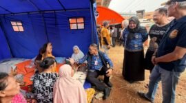 Foto: Wali Kota Administrasi Jakarta Pusat, Drs. Arifin, M.A.P., berdialog dengan warga terdampak kebakaran saat meninjau tenda pengungsian di RT 9 RW 8, Kelurahan Menteng, Jakarta Pusat, Rabu (28/10/2026).