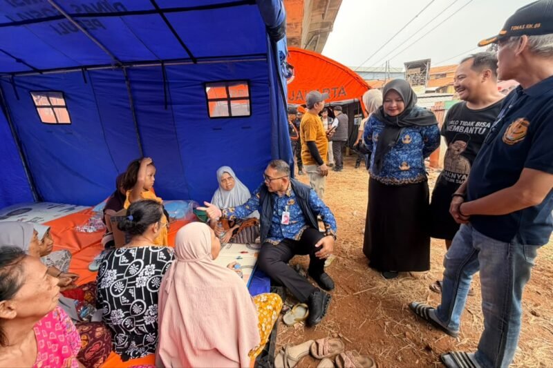 Foto: Wali Kota Administrasi Jakarta Pusat, Drs. Arifin, M.A.P., berdialog dengan warga terdampak kebakaran saat meninjau tenda pengungsian di RT 9 RW 8, Kelurahan Menteng, Jakarta Pusat, Rabu (28/10/2026).