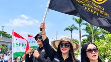 Foto: (tengah) Sekretaris Jenderal FSPPI, R.A.A.V.D. Barbie Kumala Sari. (Istimewa)