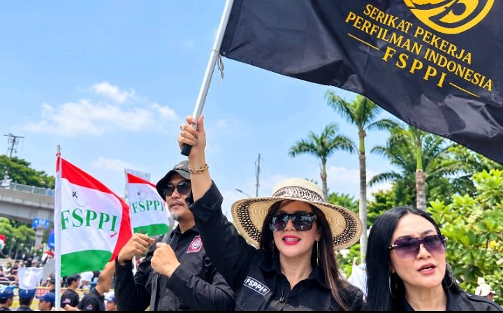 Foto: (tengah) Sekretaris Jenderal FSPPI, R.A.A.V.D. Barbie Kumala Sari. (Istimewa)