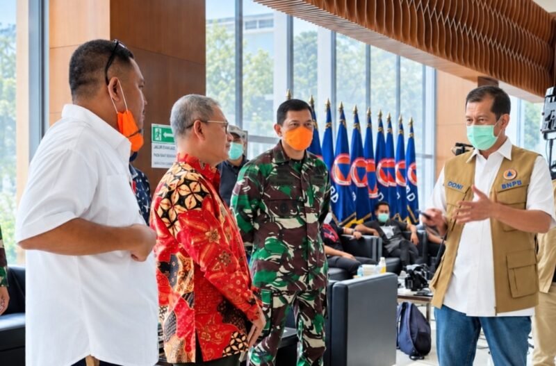 Dari kiri ke kanan: Penulis, Brigjen (Purn.) Achmad Yurianto (Alm. Jubir Covid-19), Kolonel Kristomei Sianturi (Satgas Komunikasi Publik Covid 19, Letjen Doni Monardo (Alm. Kepala BNPB)