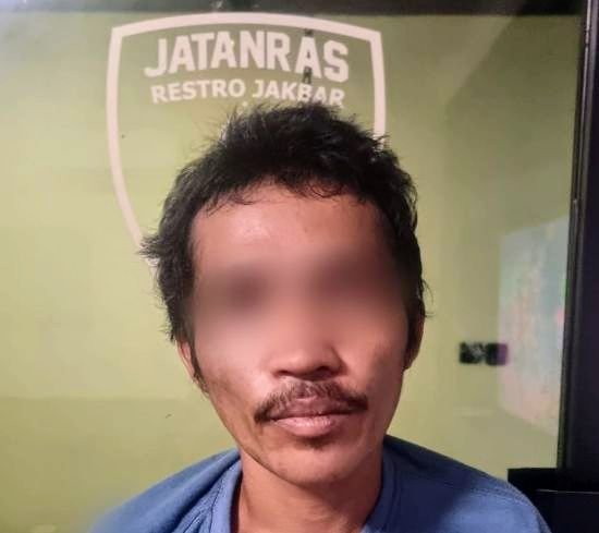 Foto: Terduga pelaku berinisial R, berusia 29 tahun, diamankan pada Senin (19/10/2026) sekitar pukul 17.00 WIB di kawasan Jalan Tomang Raya, Jakarta Barat. (Istimewa)