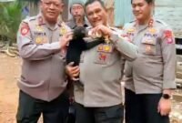 Foto: Polri selamatkan anak beruang madu di Karhutla Kalimantan Tengah, Jumat (23/10/2026). (Istimewa)