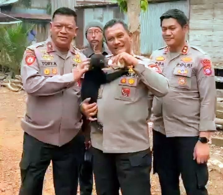 Foto: Polri selamatkan anak beruang madu di Karhutla Kalimantan Tengah, Jumat (23/10/2026). (Istimewa)