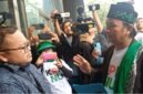 Koordinator KPKNU Muhammad Solihin bersama sejumlah kiai kampung mendatangi Komisi Pemberantasan Korupsi (KPK) untuk mendesak pengusutan dugaan suap dan manipulasi politik dalam proses pemilihan Rais Aam Nahdlatul Ulama (NU) pada muktamar di Jombang.
